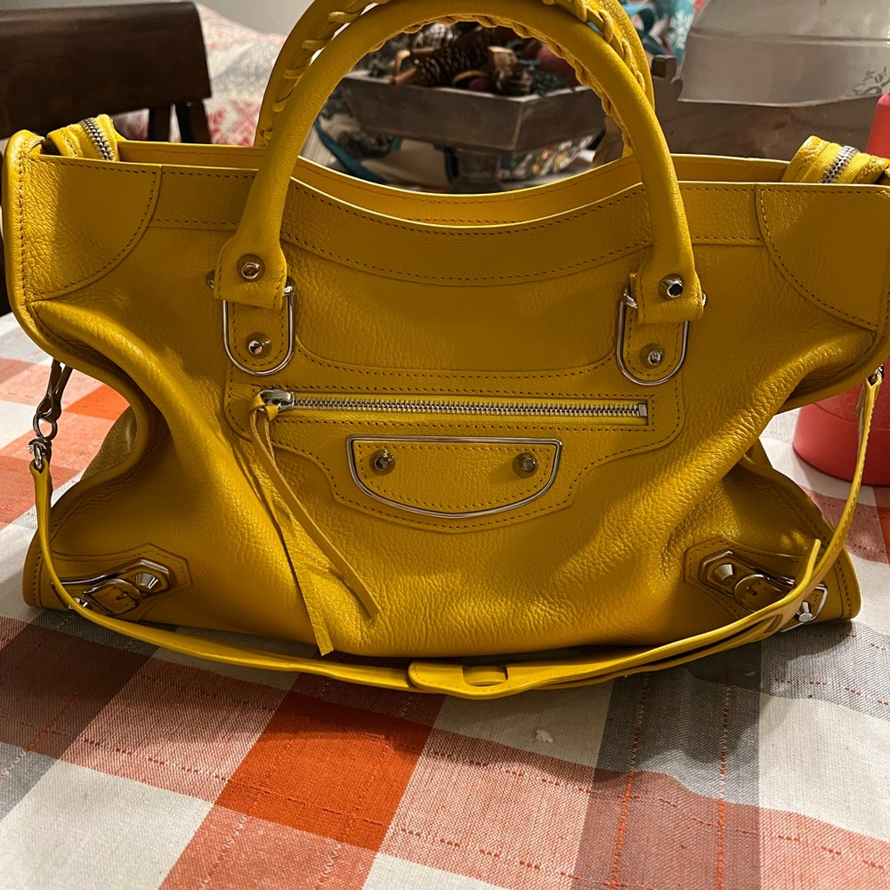 This Gorgeous brand new never used BALENCIAGA is authentic
